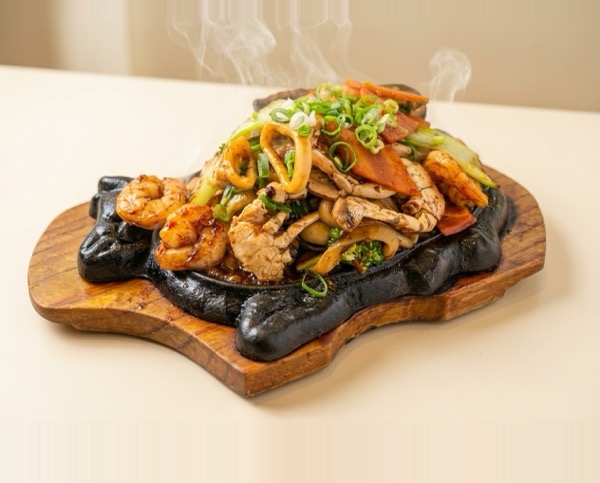 Sizzling Black Bean Plate on cast iron at Pho Heaven